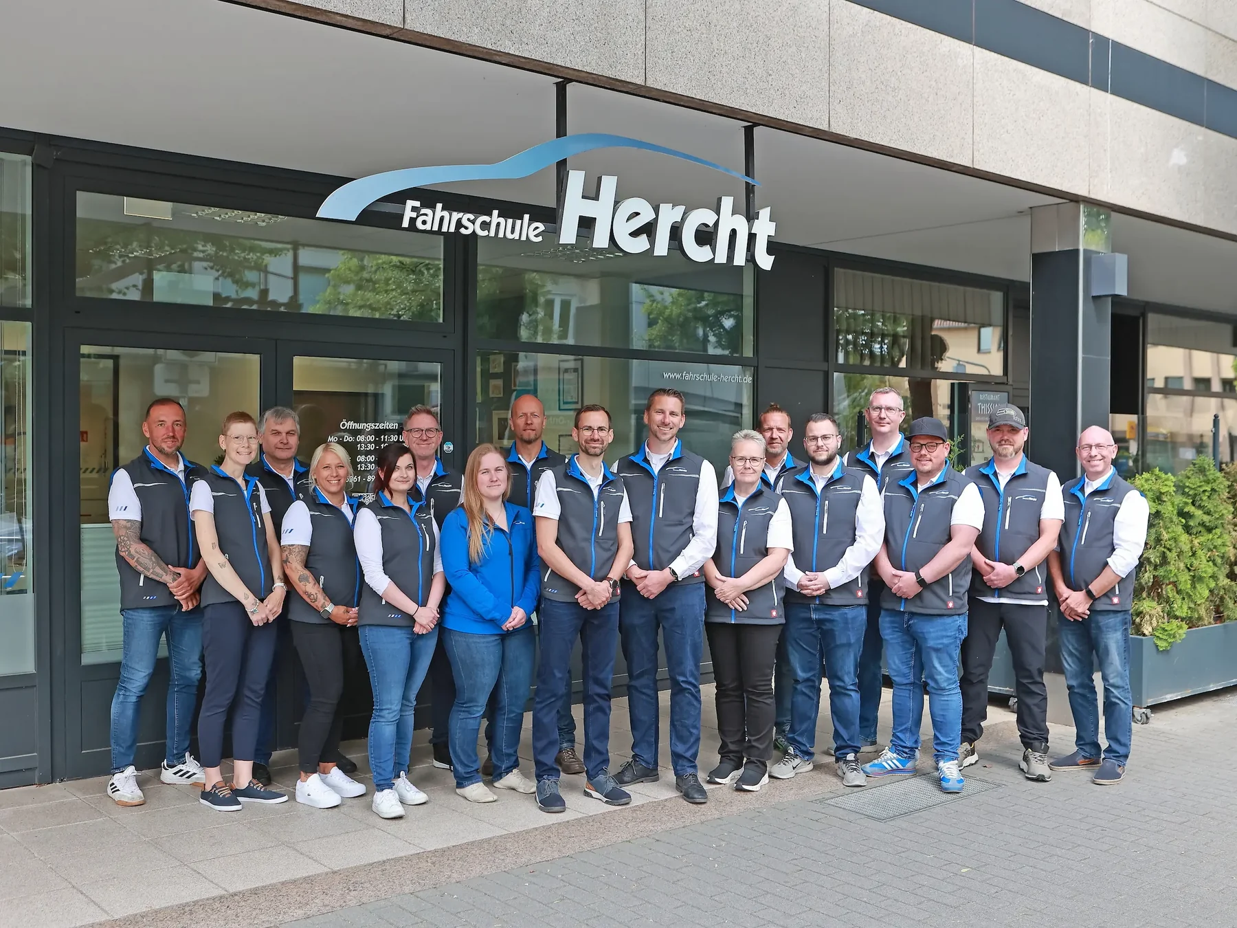 Team der Fahrschule Hercht vor dem Standort in Wolfsburg